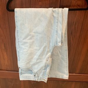 Never worn classic Levi’s straight leg jeans. Beautiful pair of jeans!